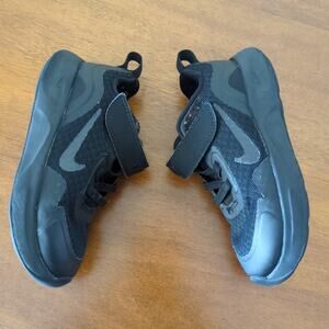 Nike Revolution  boys sneakers - Black - little kids - Shoes size 8 GUC
